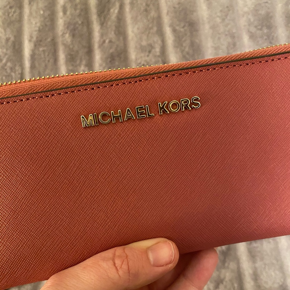 Michael Kors Zip around wallet